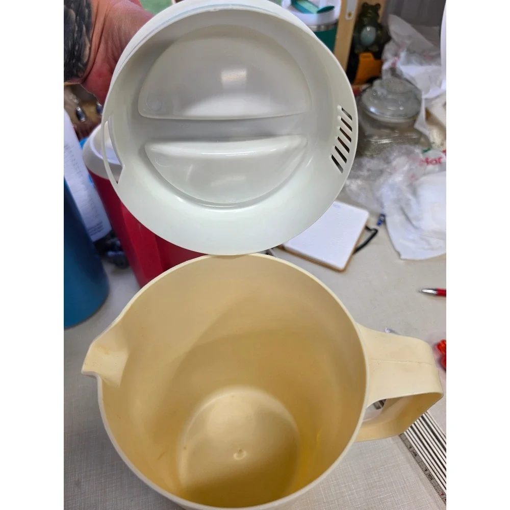 Vintage Rubbermaid 2.25 Quart and 1 gallon Pitchers Set of 3 Blue Red Cream